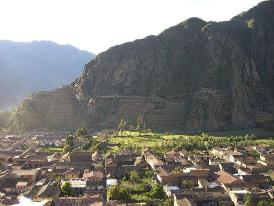 Blick auf Ollantaytambo und die Ruinen