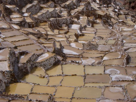 Je nach Jahreszeit und Wasserstand sind die Terrassen eher braun oder eher weiss