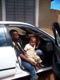 Ibu, der jetzt bei uns in Dar es Salaam wohnt und hier in den Kindergarten geht, und sein Papa