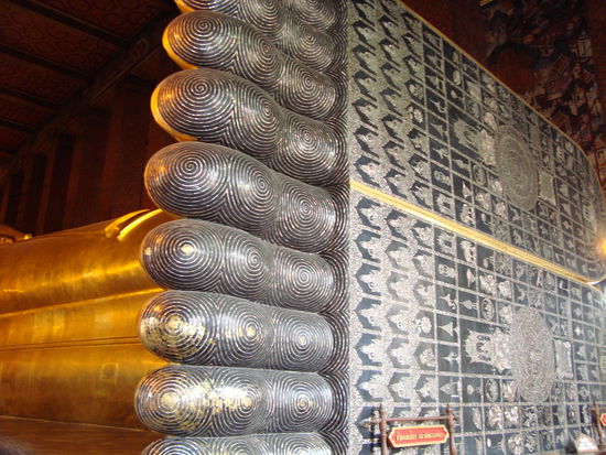 Füße des liegenden Buddha ca. 4 mtr. hoch