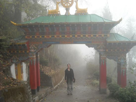 Toni vor buddhistischem Moenchskloster (im Nebel)