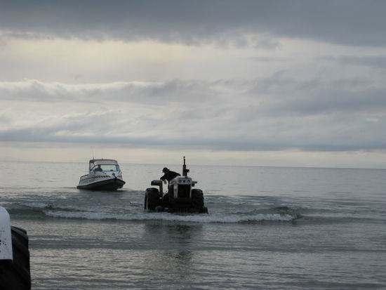 Die Boote wurden bei Low-Tide mitm Bulldog ins Wasser gefahren
