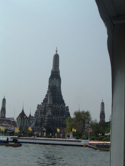 Wat Arun, die Fähre rüber kostet ganze 3 Baht