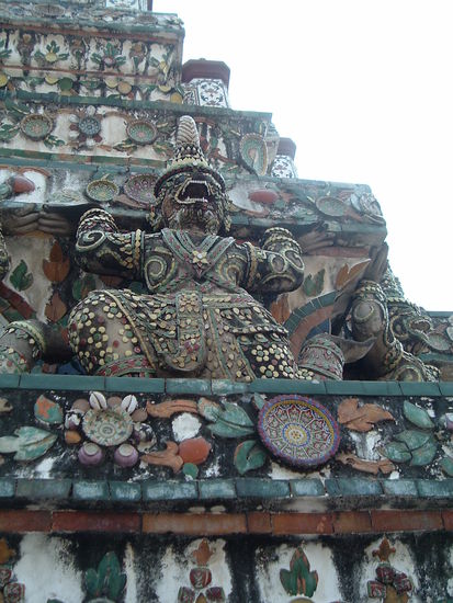 Der Wat Arun ist über und über mit Porzellanteilen geschmückt