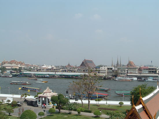 Blick vom Wat Arun rüber über den Chao Phraya zum Königspalast