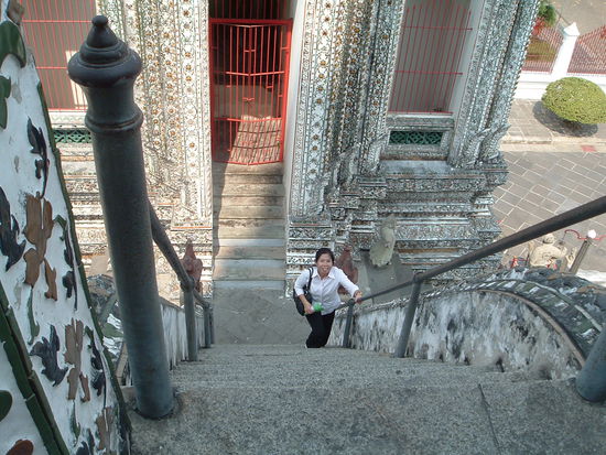 Ganz schön steil zum Wat Arun hinauf