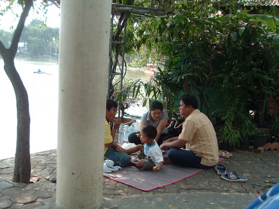 Thai-Familie beim Picknick im Zoo