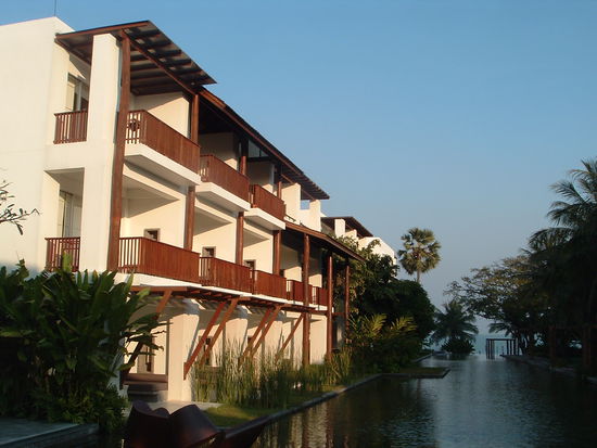 Blick auf die Deluxe Zimmer, in der Mitte der Wasserlauf nach Fengshui Richtung Pool, Richtung Meer...