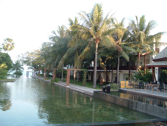 vorne rechts das Restaurant...