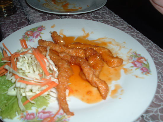 Hier das leckere crispy fried chicken in orangen - sauce - vorsicht, die dickt schnell ein und wird dann wie Sirup.... und keine Angst - die Portion reicht aus - denn man kann wegen der Süße nicht viel davon essen....