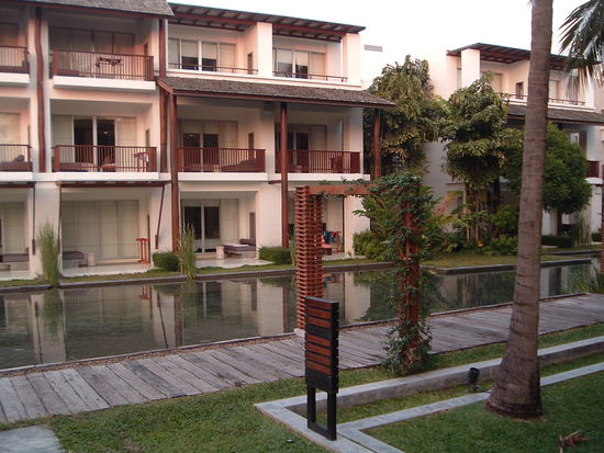 Deluxe Zimmer des Veranda, davor die Gartenanlage nach Feng Shui