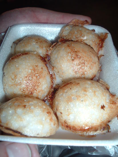 Hier was leckeres zum Essen, ist wohl nur Kokosmilch und gebraten - erinnert ein bißchen an Milchreis - lecker, Achtung heiß!!!