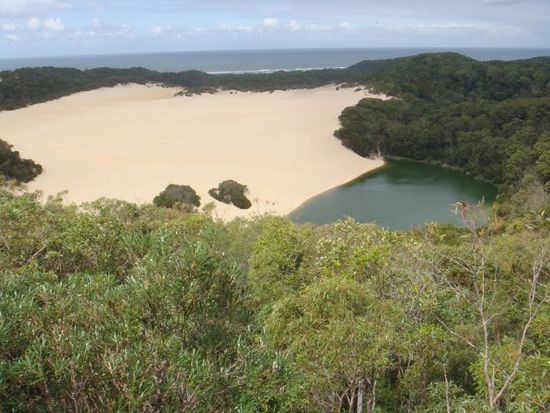 Vorne der See und im Hintergrund das Meer