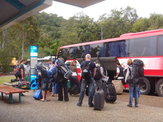 Typisches Bild von Backpackern, die in einen Greyhound-Bus einsteigen