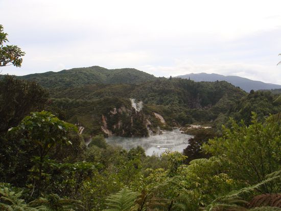 Bratpfannensee im Waimangupark in Roturoa.