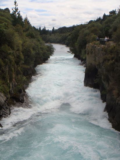 Huka Falls auf ihrem Weg durch den Kanal...