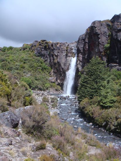 Wasserfall auf der Wanderung am Fusse der Vulkane