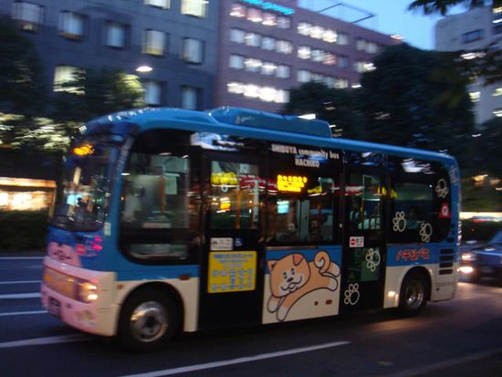 ...und der passende Bus dazu (sind aber nicht alle so - ich glaube nur im Viertel Shibuya)