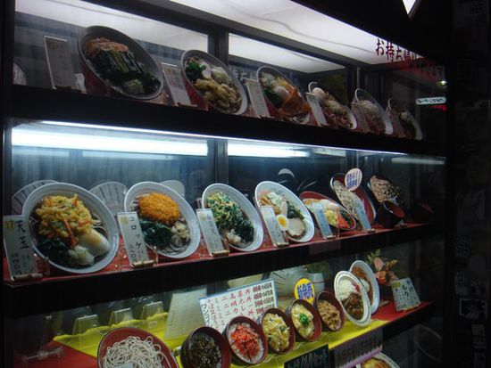 Ganz viele Restaurants stellen ihre Gerichte als Wachsmodell aus, was es den nicht Japanisch sprechenden Touristen sehr viel einfacher macht. Sie sehen teilweise wirklich sehr real und appetitlich aus.