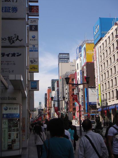 Eine typische Einkaufsstraße in Tokyo