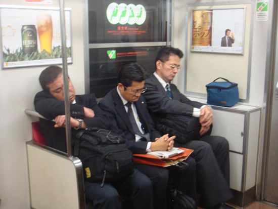 Ein typisches Bild in der Tokyoter U-Bahn. Egal ob sitzend oder stehend: hier wird viel geschlafen.