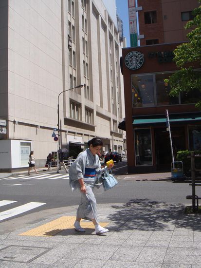 Man sieht häufiger Frauen in Kimonos...in der Regel jedoch eher abends, wenn sie ausgehen.