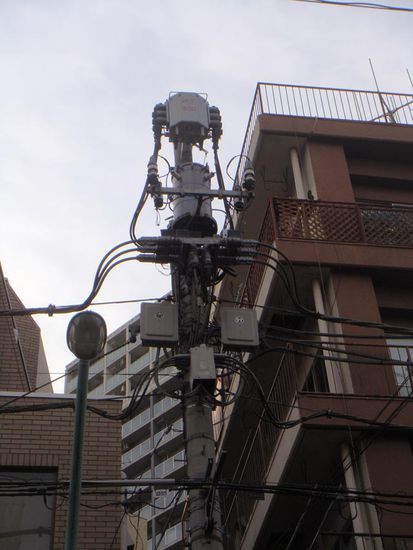 Die Stromkabel verlaufen hier zum Großteil oberirisch