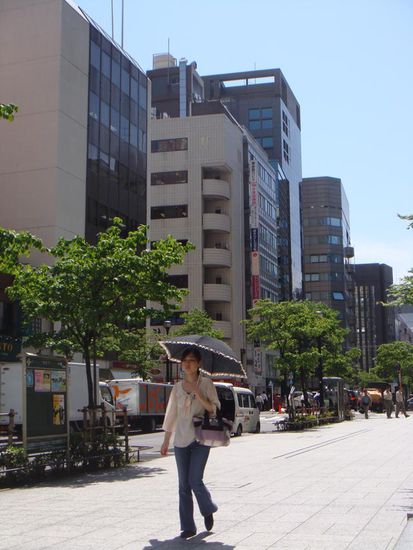 Ein klassisches Bild: Schirme werden hier gerne genutzt...zum Schutz vor Sonne oder Regen