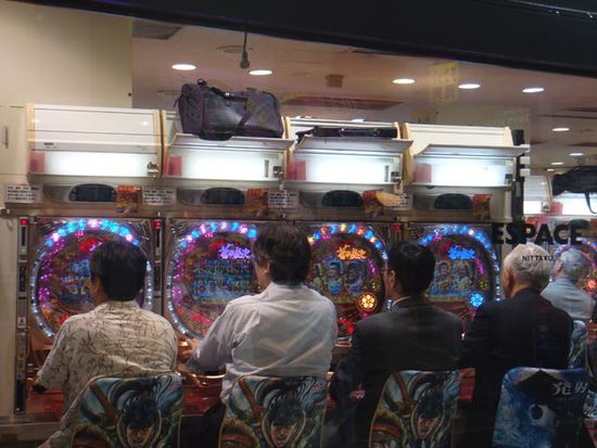 Pashinko - das Lieblingsspiel der Japaner. In den Pashinko-Hallen ist es immer extrem laut, voll und man trifft primär Männer an.