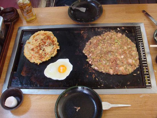 ...leckeres Okonomiyaki (links) und Monjayaki (rechts)