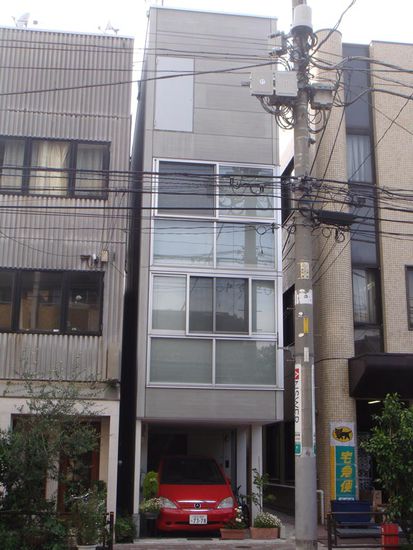 In Tokyo ist viel Platz rar...daher sieht man häufig schmale, aber hohe Häuser, in die alles reinpassen muss.