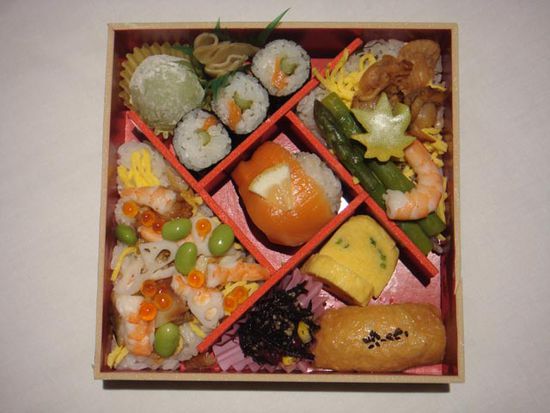 Eine "Bento-Box" - wird häufig an Bahnhöfen mit den lokalen Spezialitäten verkauft und kann dann im Zug gegessen werden.