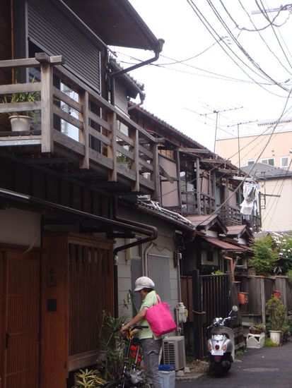 Ein noch sehr alter Teil Tokyos mit niedrigen Häusern in der Nähe des Viertels Ueno