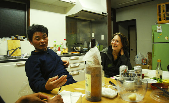 Abends beim Trinken von Sake und Bier