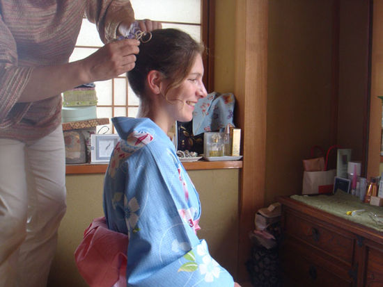 Hier wurden meine Haare auch noch gemacht (ich habe übriegns nie danach gefragt, ob ich einen Kimono oder Yukata anprobieren kann)