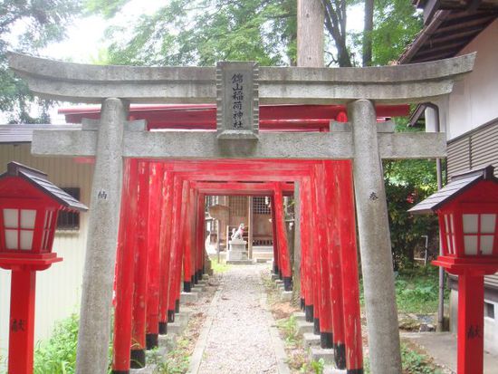 Typische Torii vor einem Shinto Schrein