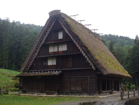 Original-Haus aus dem Dorf Shirakawago, in dem man die alten Bauernhäuser besichtigen kann und die heute noch normal bewohnt werden.