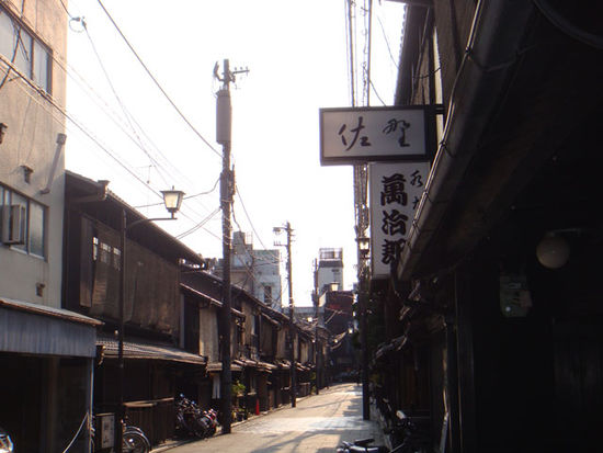 Typisch für Kyoto sind die zweistöckigen Holzhäuser