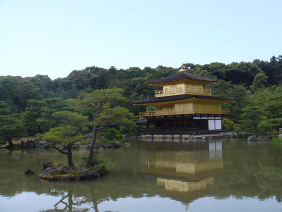 Der berühmte Kinkaku-Ji (goldener Tempel)