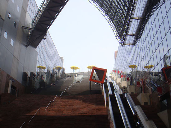...die Rolltreppen führen hoch bis in den 13. Stock