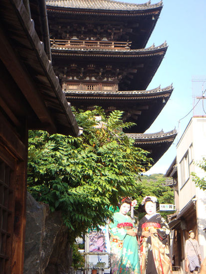 Echte oder falsche Geishas? Viele Frauen lassen sich für einen Tag als Geisha verkleiden...manchmal kann man tatsächlich nur schwer den Unterschied erkennen