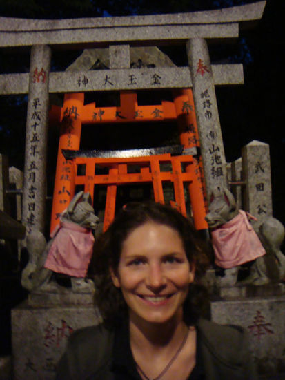 Die Shinto-Schreine werden in der Regel immer von 2 Füchsen bewacht. Fuchs heißt auf Japanisch "Inari", daher hat der Schrein auch seinen Namen.