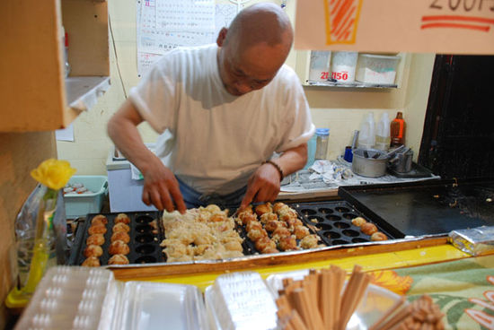 Danach gab es erstmal ein kleine Stärkung: Takoyaki (Teigbällchen mit Oktopus)...
