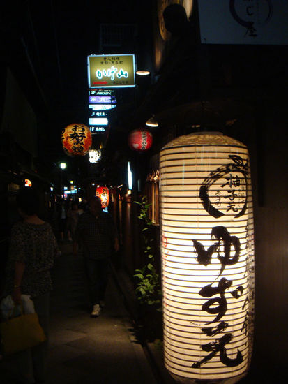 In einer der engsten Gassen Kyotos - hier befinden sich ausschließlich Restaurants