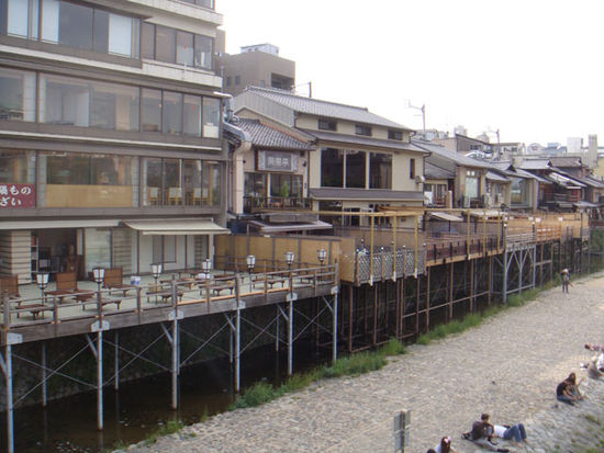 Im Sommer werden in Kyoto einige Restaurants mit einer Terrasse erweitert