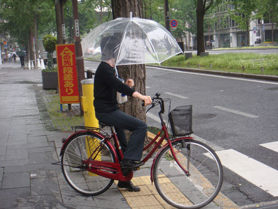 Auch auf dem Fahrrad ist der Schirm gerne im Einsatz
