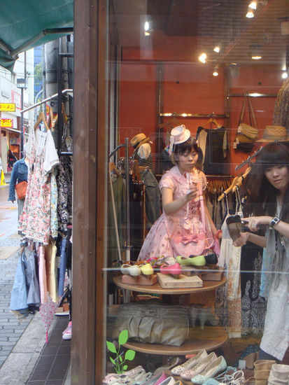 "Hmmm, vielleicht noch ein Ballerina-Schühchen..."