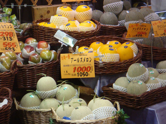 Ja, für eine Honigmelone kann man hier durchaus 10 Euro ausgeben...obwohl das noch niedrig ist. Es gibt etwas größere, die noch schöner und perfekte sind, für die man gut und gerne 30 Euro zahlen kann.