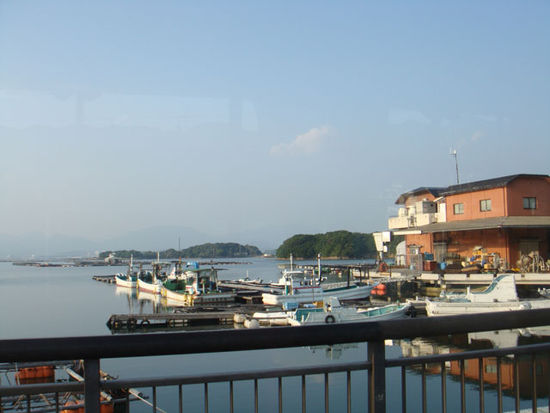 Kleiner Hafen auf dem Weg zum Strand
