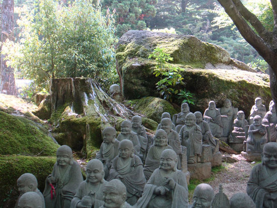 Hunderte von Buddha-Statuen im Daisho-in Tempel